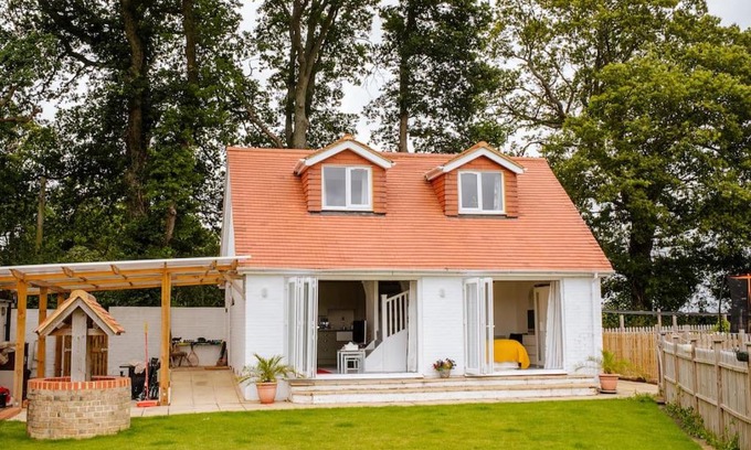 Pulborough House | Blackberry Annex. Detached cottage. Rural location