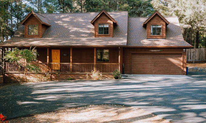 Graton House | Blackberry Cottage located next to Wineberry Lodge