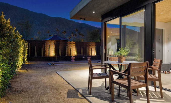 Downtown Palm Springs Apartment | Blackhaus C: 4 Bedroom Suite by Avantstay 4-room Retreat