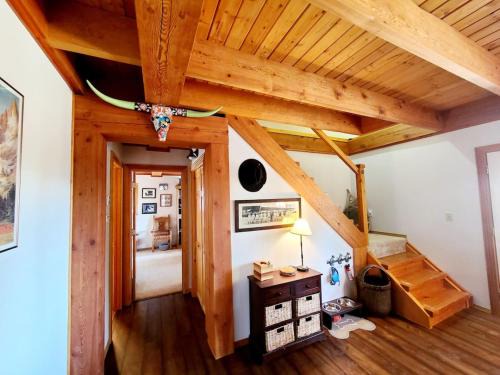 Lakeside House | Blacktail Cabin Hideaway with hot tub