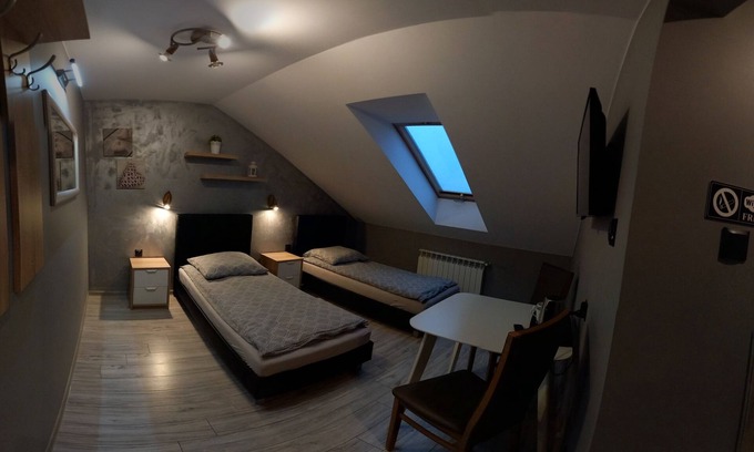 Nadarzyn Hotel | Blisko Warszawy! Przytulny pokój na poddaszu z łazienką