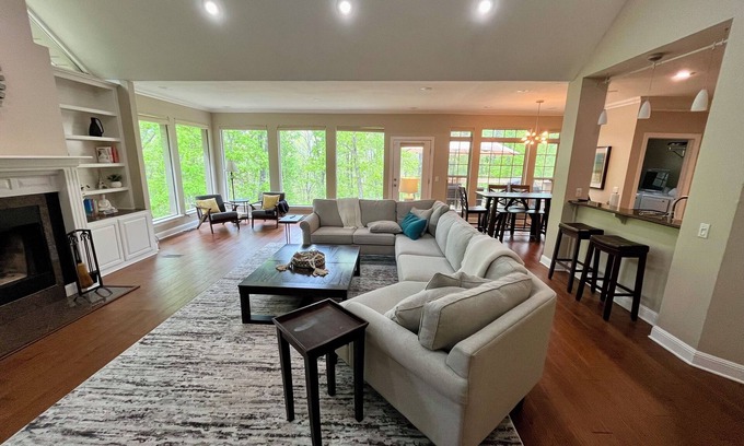 Bella Vista House | Blowing Springs Getaway/Private Trailhead