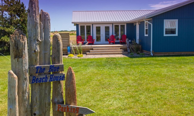 Darnley House | Blue Beach House - Walk to beach, AC, newly renovated, family approved!