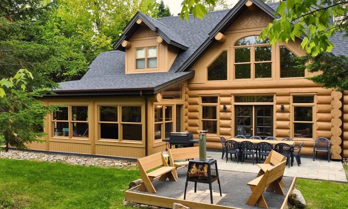 Fiddler Lake Resort Ski Chalet | Blue Bear Spa ,private pool & lake access