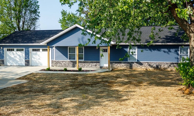 Crittenden House | Blue Stone #1 1 mile from HWY 75. 15 minutes from the ARK Encounter