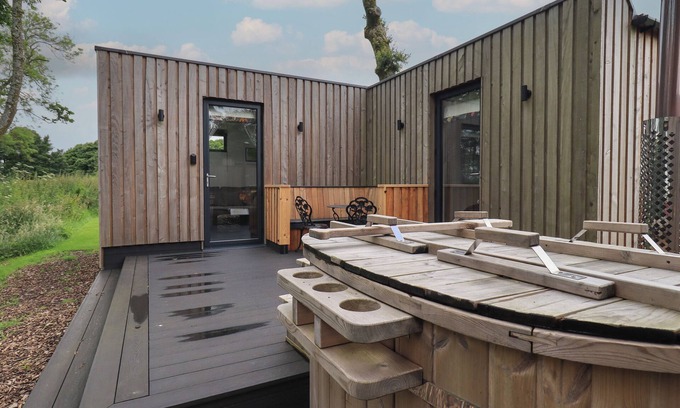 Hutton Cottage | BLUEBELL CABIN, pet friendly, with hot tub in Ullswater