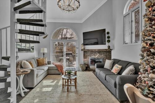 Pigeon Forge Ski Chalet | Bluebird Cottage