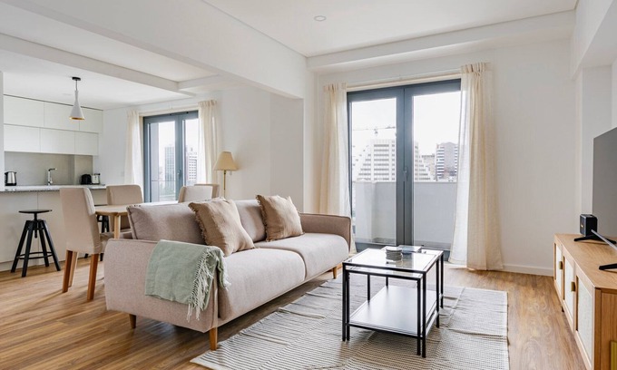 Casal da Ladeira Apartment | Blueground | Alvalade, balcony, nr Gulbenkian