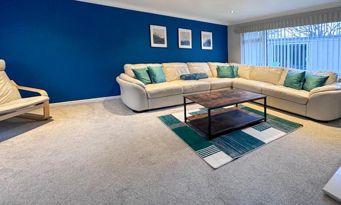 Blunsdon Apartment | BLUNSDON LODGE - Spacious Bungalow, High Speed Wi-Fi, Free Private Parking, Garden