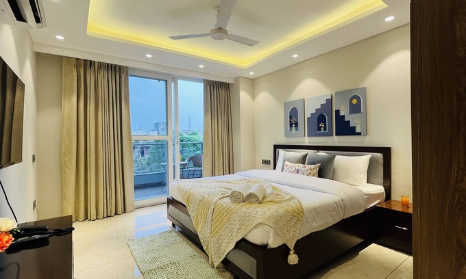 Sector 14 Hotel | BluO 1BHK Suite - Balcony, Lift, Gym, Parkingn