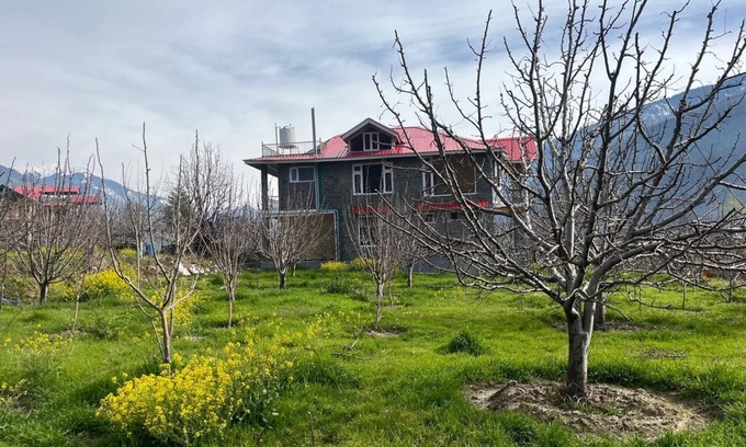 Mohal Villa | BnBBuddy Himalayan 3BR Farmstay wid Lawn, Bonfire