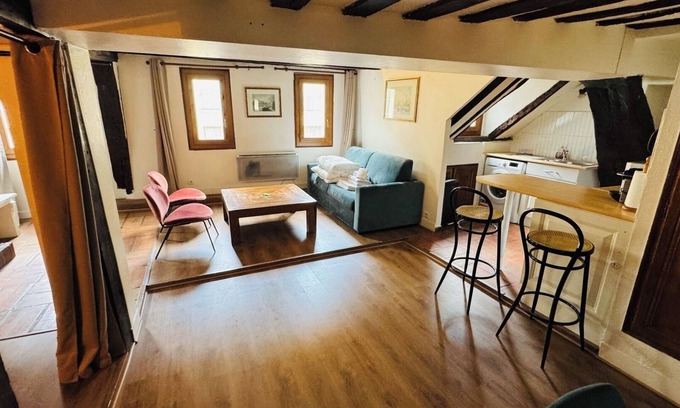 Les Iles Apartment | BnBNook - Stylish 2BR - Ile St-Louis - Notre-Dame