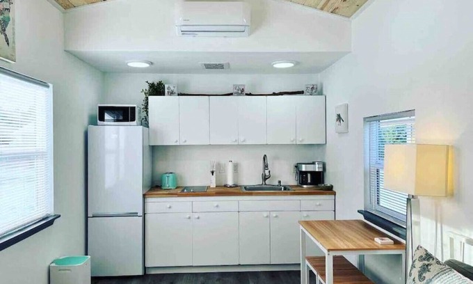 Bonney Lake House | Bo’s Tiny House w/Hot Tub - Unique Country Retreat