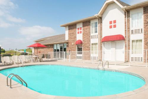 Lamar Heights Hotel | Boarders Inn and Suites by Cobblestone Lamar Missouri