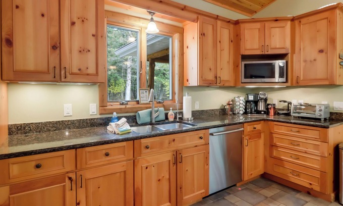 Mayfield House | Boardman Monarch | Upscale river lodge | HOT TUB!