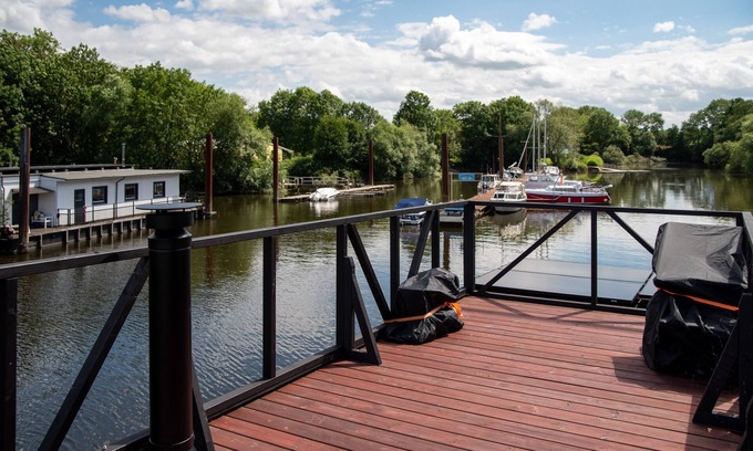 Neuland Boat Rental | Boat 'Tiny-Hausboot Mit Dachterasse' with Private Terrace, Balcony and Wi-Fi