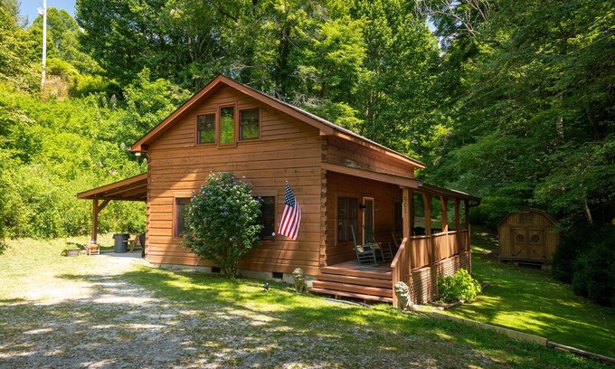 Sugar Grove Cabin | πΎ Bobcat Run - real log cabin w/huge hot tub! Near Watauga Lake π€ & River π