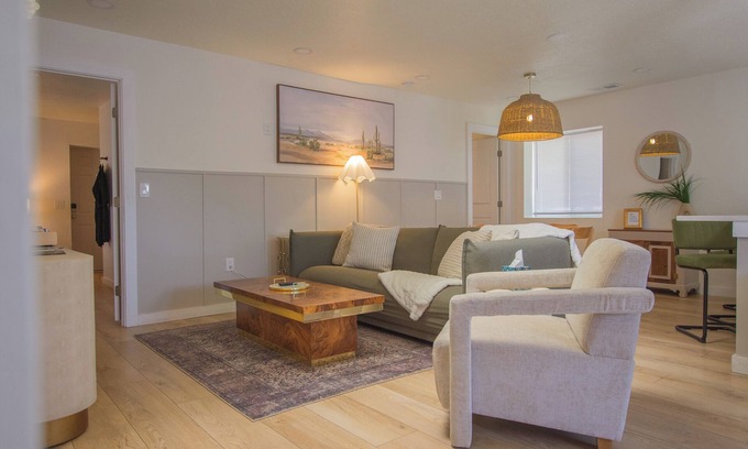 South Broadway House | Bohemian Chic an Eclectic Escape+Hot Tub+Pet Friendly+No Pet Fee!