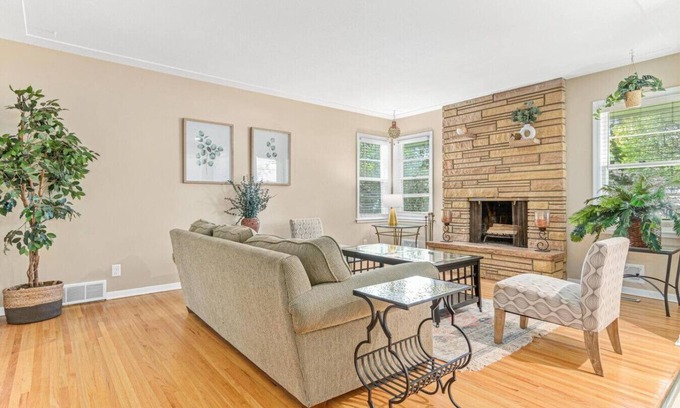 Brooklyn Center House | Boho Brooklyn, Minutes to Vikings US Bank Stadium
