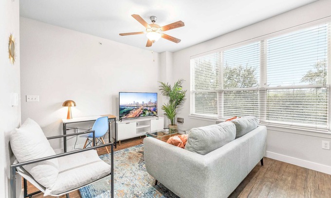 Highland Apartment | Boho SoCo 1BR Queen Suite w/GymPickleballLaundry