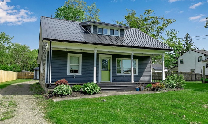 Lake Erie Beach House | ~Booking Year-Round~ 4B 2.5 BATH Updated Grandview Bay Home