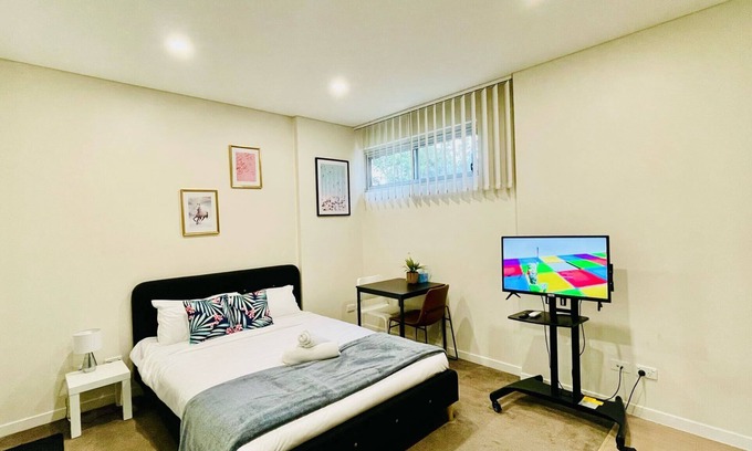 Botany Apartment | Botany studio near Airport/Bay/City with Parking