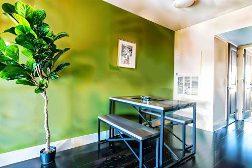 Riverside Apartment | Boulevard Stays Prime Spot Cozy Bed Pool Free Parking