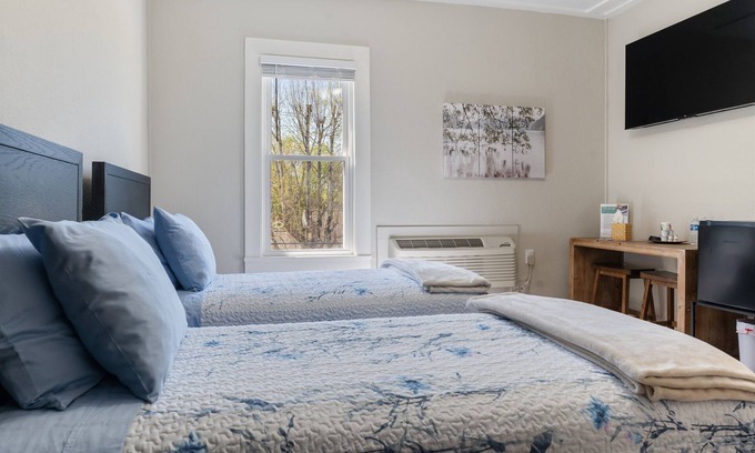 Tellico Plains Hotel | Boutique Hotel Centrally Located in Tellico Plains, The Cole Room 4C