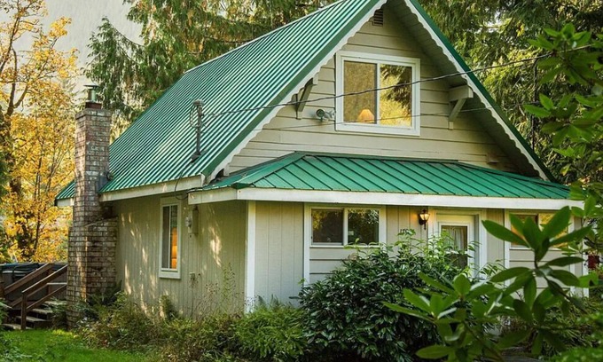 Baring Cottage | Bowman's Beach Cottage in Cascades with sandy riverfront & hot tub