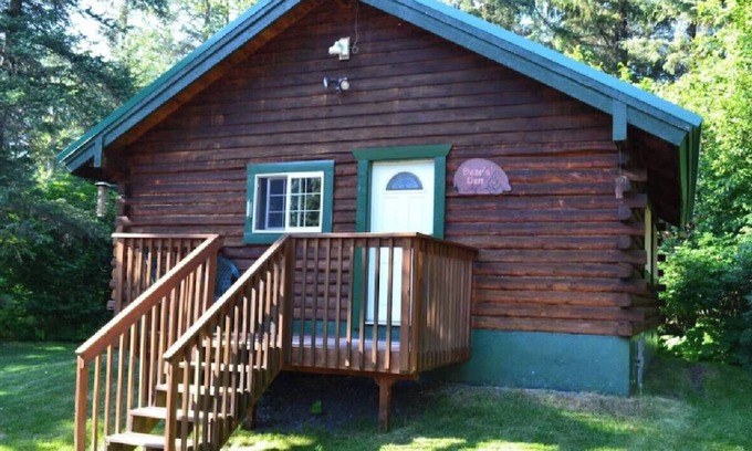 Bear Creek Cabin | Box Canyon Cabin Bear's Den Cabin - 2 bed, WI-FI