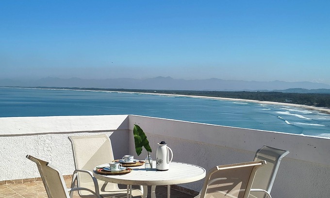 Barra de Guaratiba House | House with beautiful sea view, 5 minutes from the beach and trails of Barra de Guaratiba