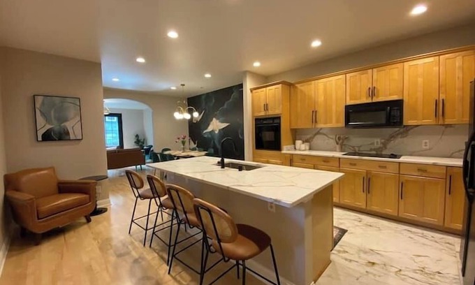Lower East Side House | Brady Street Luxury | Close to Downtown | Sleeps 8