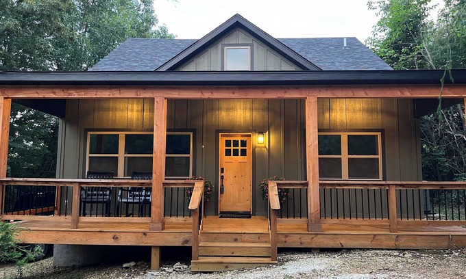 Winslow Cabin | Brambleberry Cottage on 18 acres with stocked fishing hole near Devils Den.