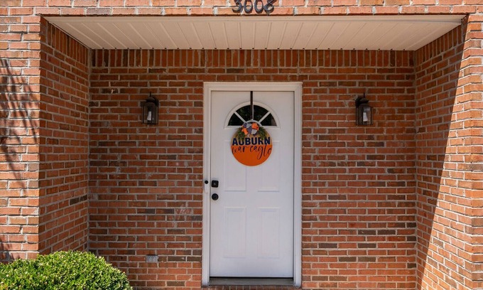 Auburn House | BRAND NEW! 3BD/3.5BA Auburn Townhome Near Campus