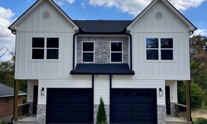 St. Elmo Improvement League House | Brand New Luxury Modern Home Downtown. Pet Friendly, Fenced Yard Fire Pit