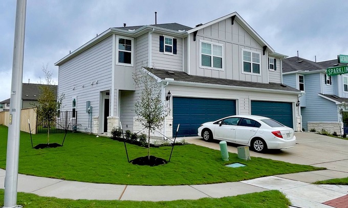 Del Valle House | Brand new townhouse and brand new appliances to live!