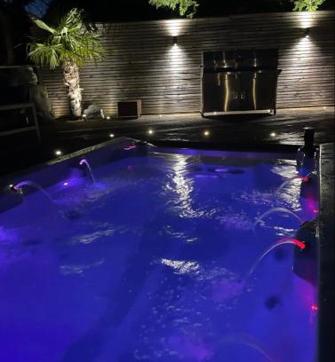 Worcester House | Branksome 4-House Sleeps 8 with Hot Tub & Parking
