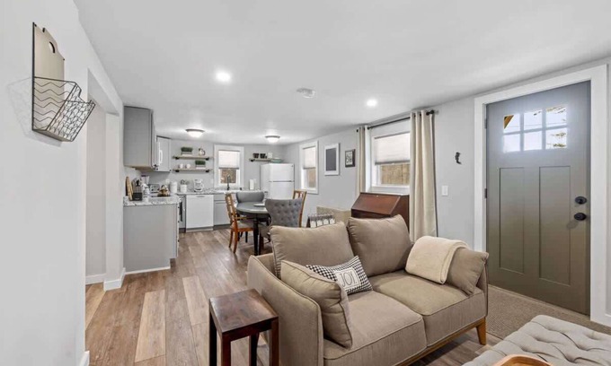 Bradford House | Breakwater Cottage: 1 Bed 1 Ba, Private Pond +Deck