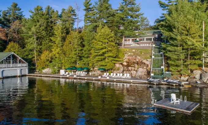 Muskoka Lakes House | Breakwater Exclusive Beaumaris lakehouse on Lake Muskoka