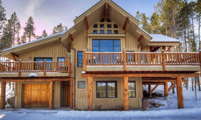 Big Sky Cabin | Breathtaking Ski-in/Ski-out Moonlight Luxury Chalet in Cowboy Heaven - Hot Tub