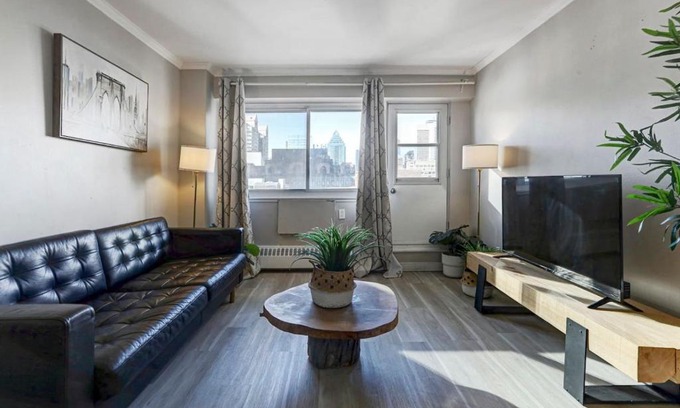 Downtown Montreal Apartment | Breathtaking Views and Downtown Energy