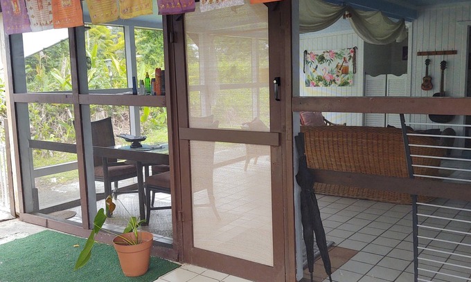 Nanawale Estates House | Breezy Lanai with a Bedroom & Bath