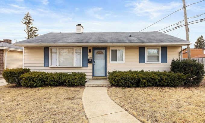 Waukegan House | Breezy Vista by Naval Base