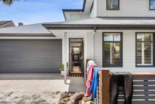 Barwon Heads House | Bridge Beach House Central Barwon Heads Sleeps 12 Walk everywhere Accessible lower level bedroom and bathroom