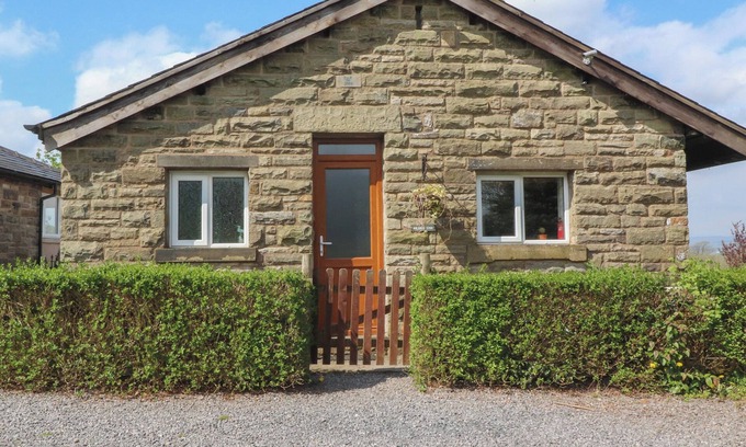 Fence Cottage | BRIDGE END, with open fire in Downham