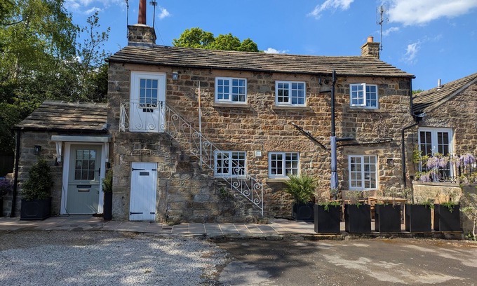 Harrogate Cottage | BRIDGE HOUSE COTTAGE, pet friendly, with open fire in Harrogate
