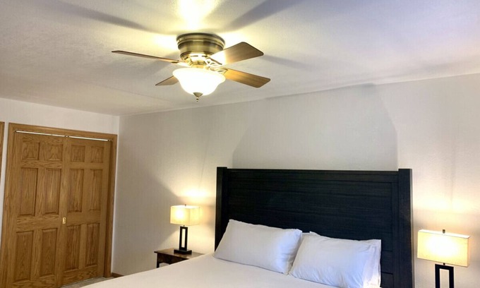 Tomahawk Apartment | Bridge Inn Suite101 Kitchen1King 2Futons RiverWiew