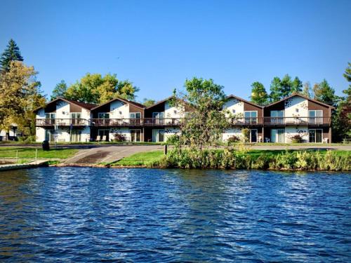 Tomahawk House | Bridge Inn Tomahawk - 1st Floor,1 king Bed,1 Reclining Chair, Walkout, River View
