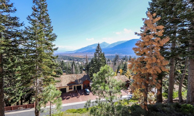 Altis Condo | Bridges 105 Pet-Friendly. Ski-in Ski-out Condo with Beautiful Mountain Views and Private Washer Dryer by RedAwning