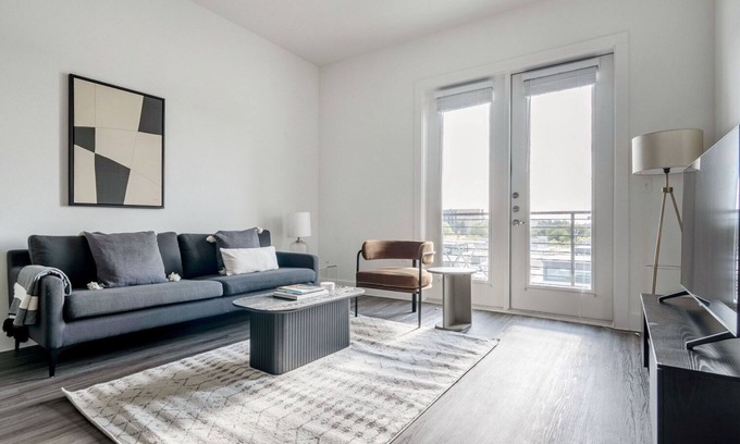 Highland Apartment | Bright 1BR in the Highlands w/Pool, W/D & Gym, walkable, by Blueground